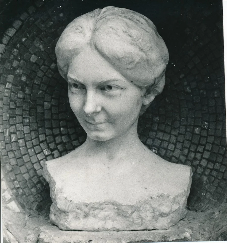 BORYNÉ, CARRARAI MÁRVÁNY (1907)