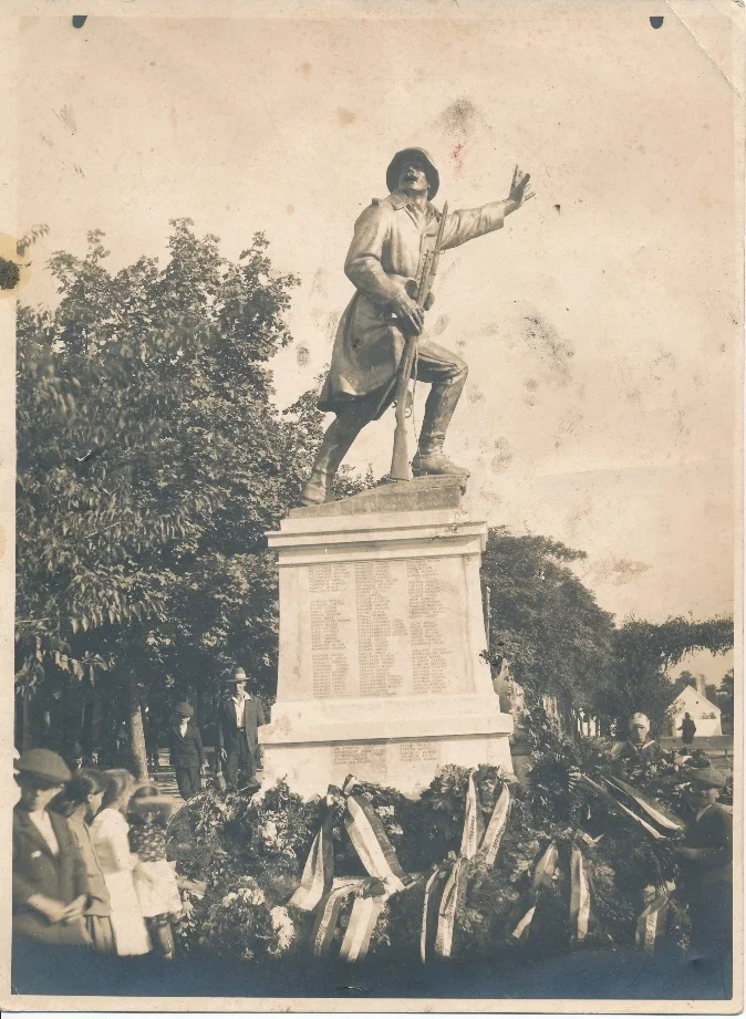 MÓRI ELSŐ VILÁGHÁBORÚS EMLÉKMŰ (1931)