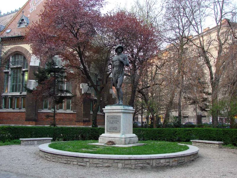 SEBZETT HŐS – A MŰEGYETEM VILÁGHÁBORÚS EMLÉKMŰVE (1927)