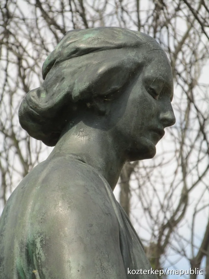 SZÉKESFEHÉRVÁRI FELSŐKERESKEDELMI ISKOLA DIÁKJAINAK ELSŐ VILÁGHÁBORÚS EMLÉKMŰVE (1929)