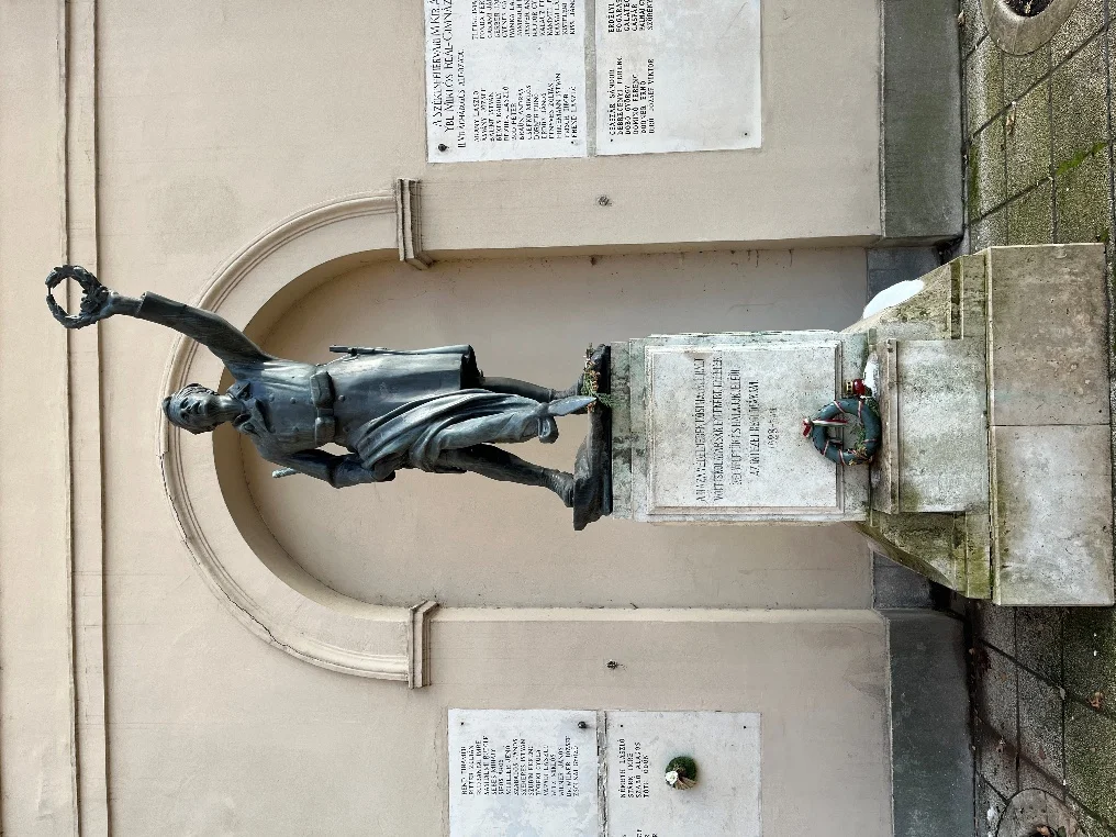 SZÉKESFEHÉRVÁRI MAGYAR KIRÁLYI ÁLLAMI YBL MIKLÓS REÁLISKOLA HŐSI EMLÉKMŰVE (1928)