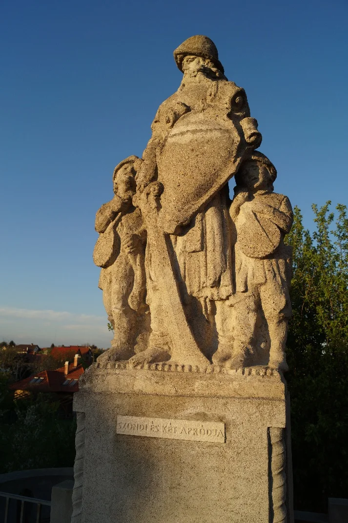 SZONDI ÉS KÉT APRÓDJA