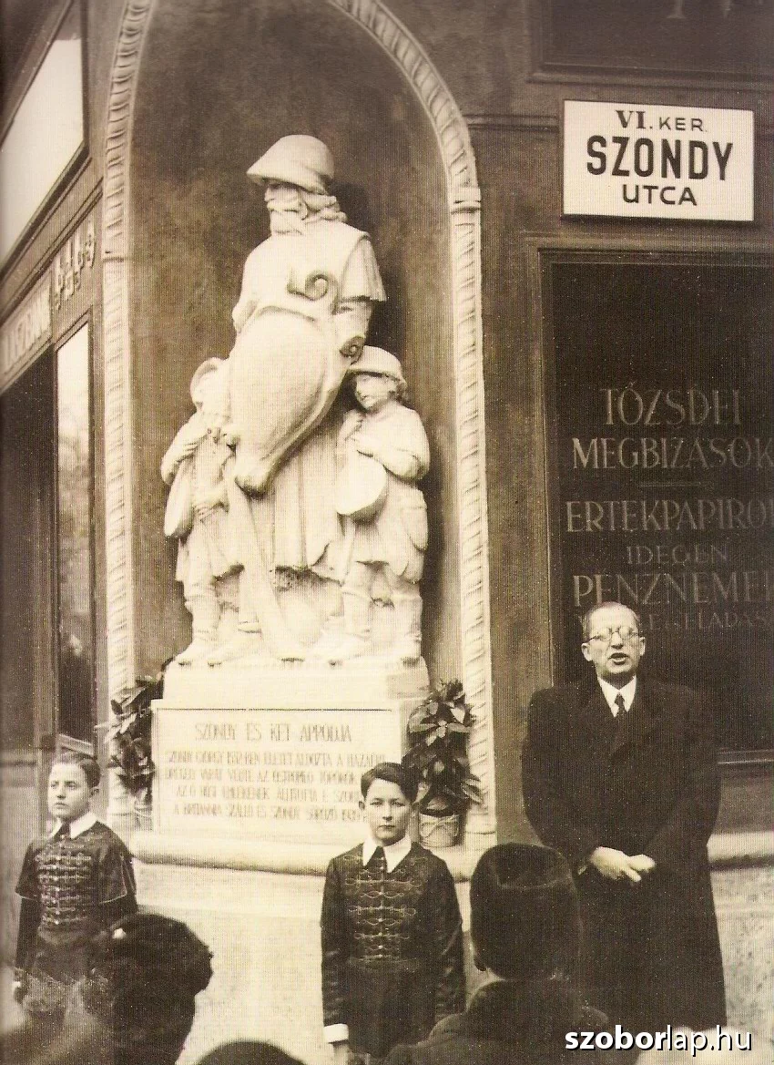 SZONDI ÉS KÉT APRÓDJA