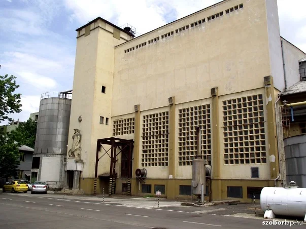 VILLANYTELEPI HŐSI EMLÉKMŰ (1946)